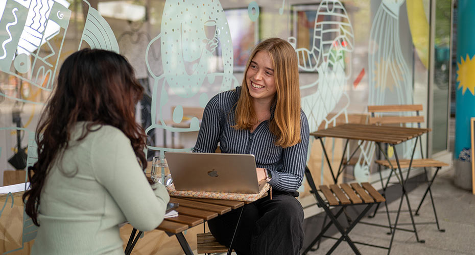 Students chatting in a cafe